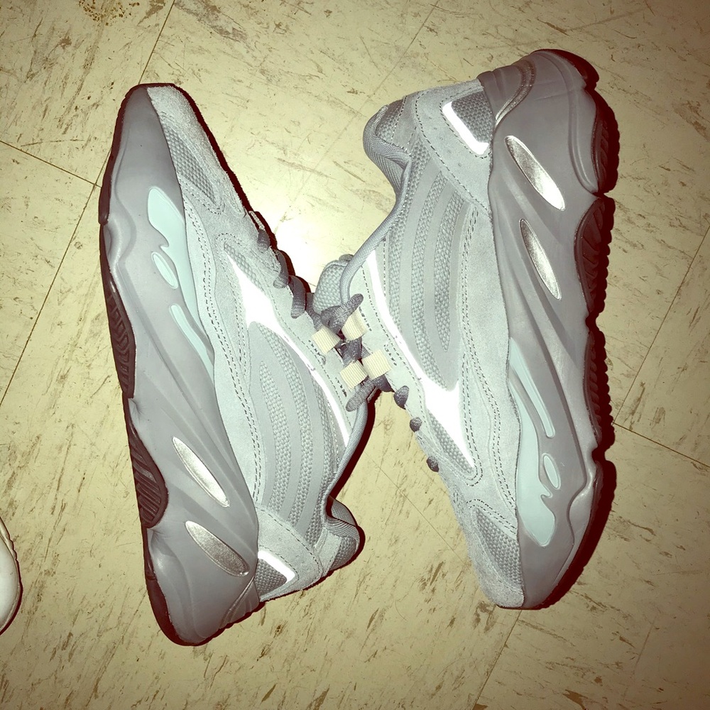 Hospital blue yeezys 5 men / 6 women